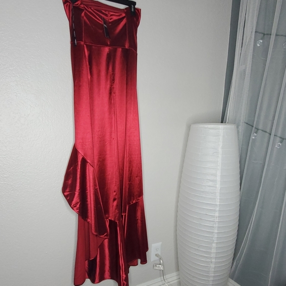 Elegant Red Strapless Evening Gown - Picture 3 of 3